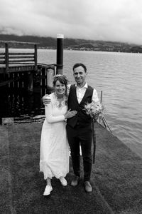 verliebtes Hochzeitspaar am See