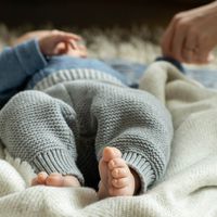Babyfoto mit Füßchen auf Decke