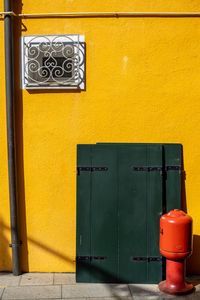 Gelbe Wand mit T&uuml;r und Hydrant in Burano, Italy
