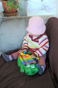 ein Kind spielt mit einem Spielzeugkrokodil, Becky&#039;s Bathhouse im Februar 2020