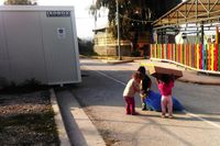 Kinder sammeln M&uuml;ll ein, im Fl&uuml;chtlingslager Kara Tepe