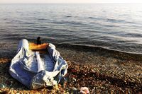 Schlauchboot an der K&uuml;ste von Lesbos mit Meer im Hintergrund