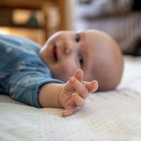 Foto von Baby mit Fokus auf Hand