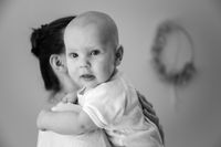 Baby mit Frontalansicht &uuml;ber Schulter der Mama