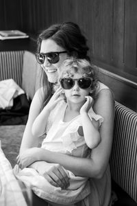Foto von Mama und Kind mit Sonnenbrillen