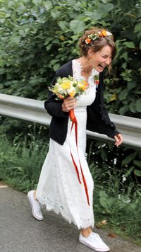 gl&uuml;ckliche Braut mit Blumenstrau&szlig;